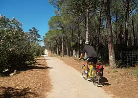 turistipercaso Ciclabile_per_raggiungere_spiaggia_delle_Bombarde_da_Alghero
