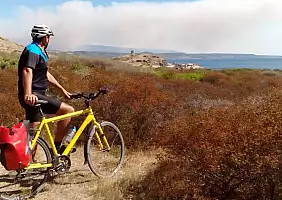 turistipercaso Spiaggia_di_Tentizzu_con_fumo_dell_incendio_al_fondo