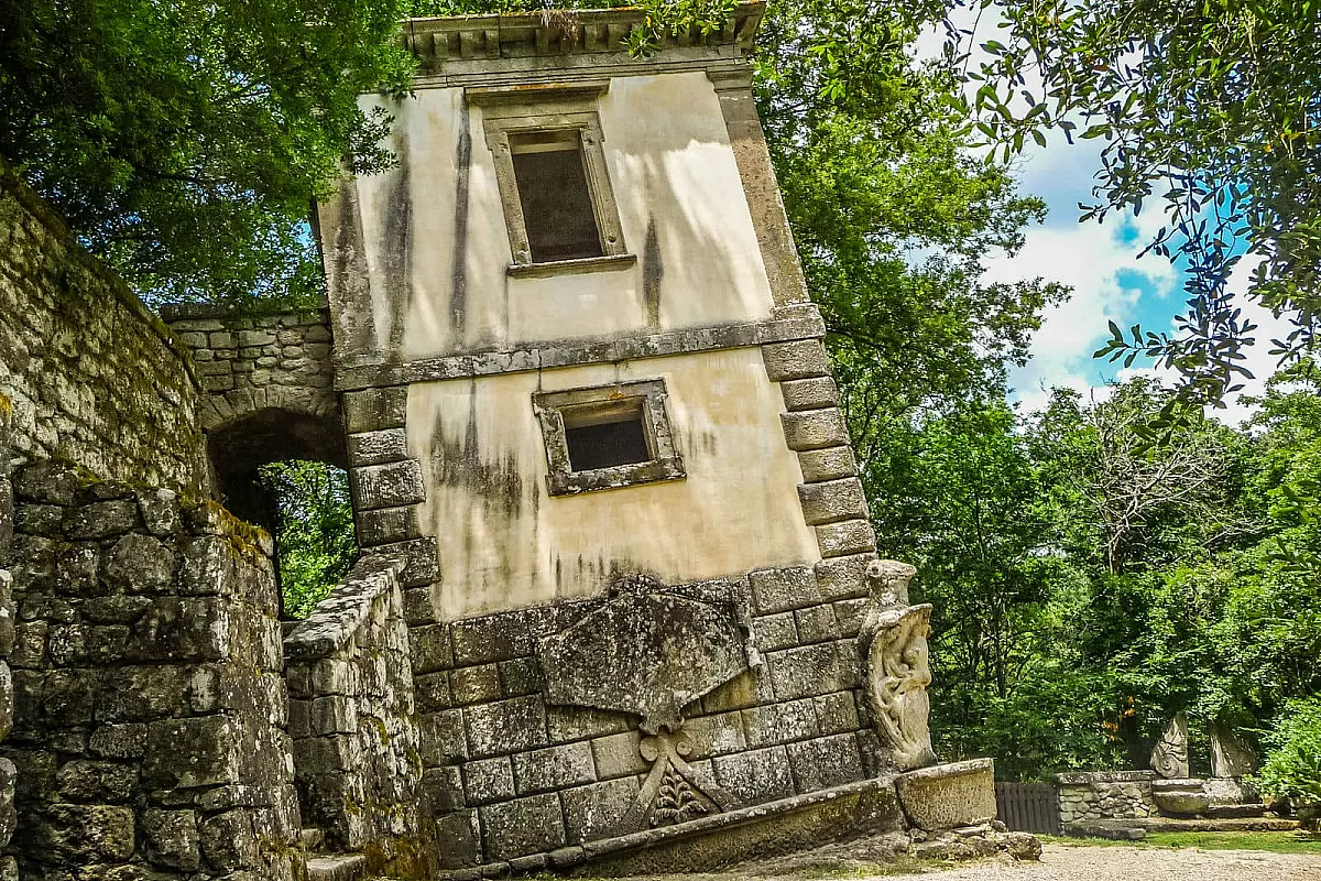 Dalle piramidi di terra alle città che non esistono: i 10 luoghi più surreali d’Italia che sembrano usciti da un film