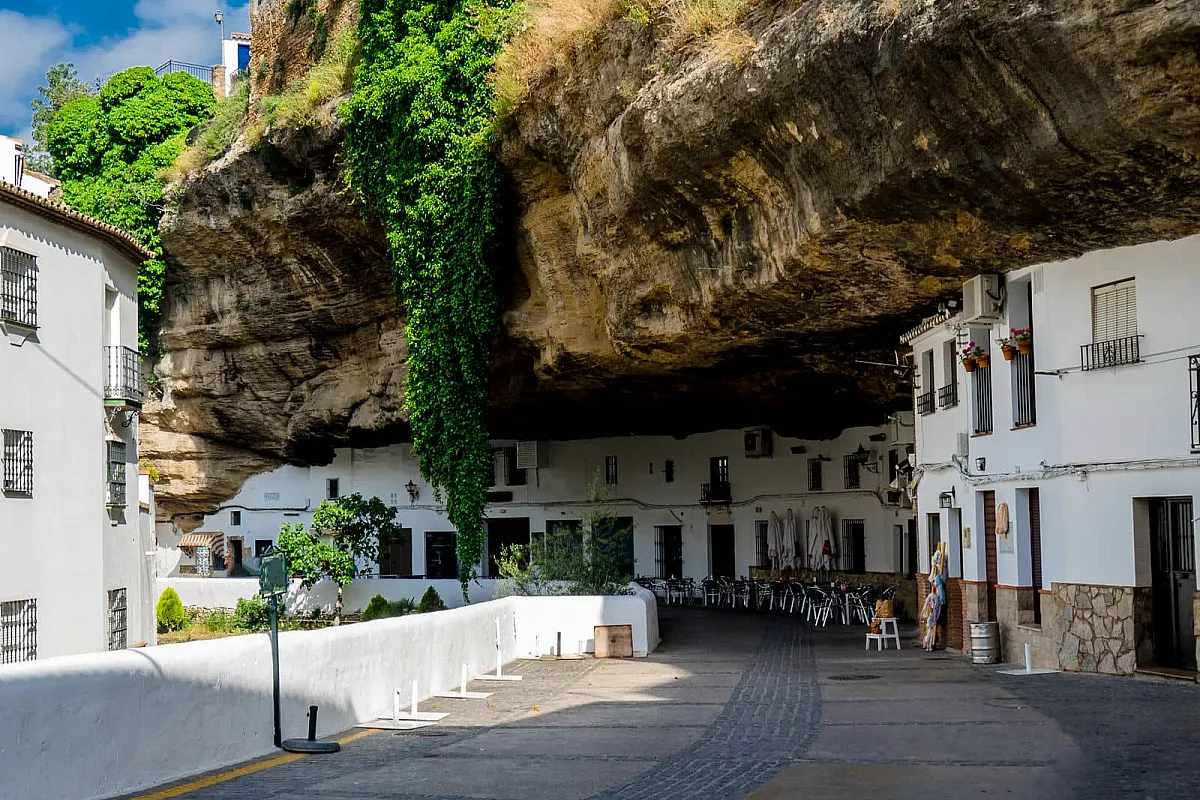 Un borgo dove enormi rocce sono diventate case e ristoranti: è un posto da sogno che non sembra vero