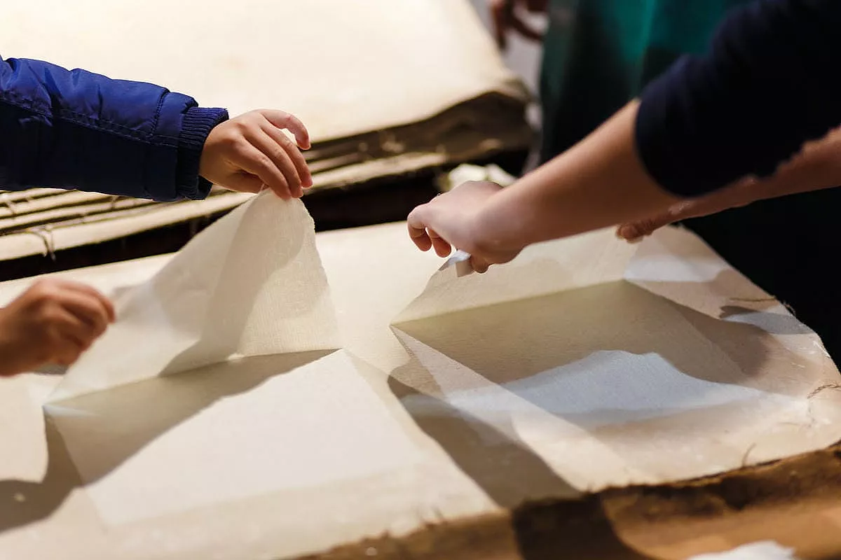Sembra un set medievale ma è nelle Marche: l’atelier segreto dove il tempo si è fermato a 1000 anni fa