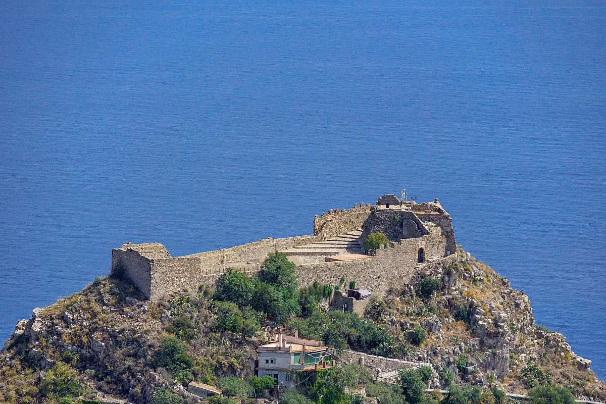 castello di monte tauro a taormina