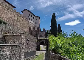 turistipercaso CASTELLO_ROVERETO_GIARDINO