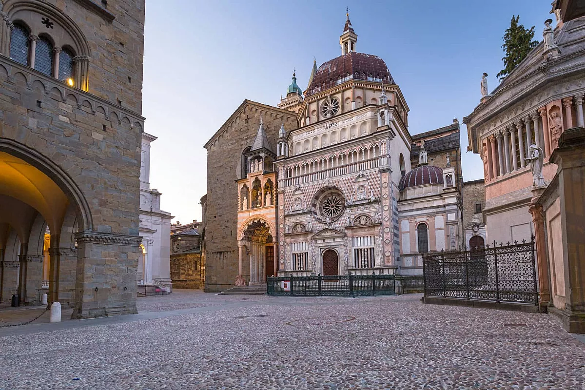 Bergamo Alta, il borgo dentro la città e le meraviglie (inesplorate) dei suoi monumenti più amati