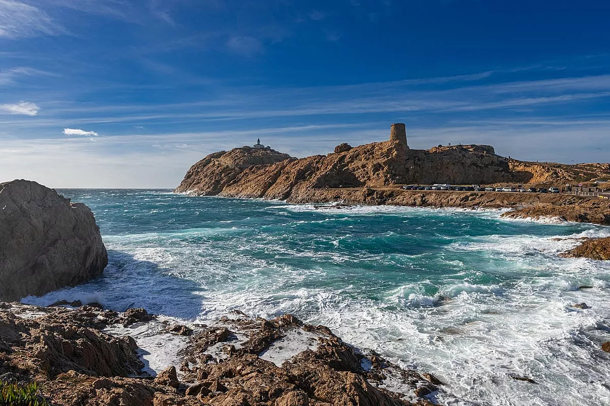 Tra spiagge selvagge e notti in rada: la nostra settimana in barca a vela nella Corsica del Nord