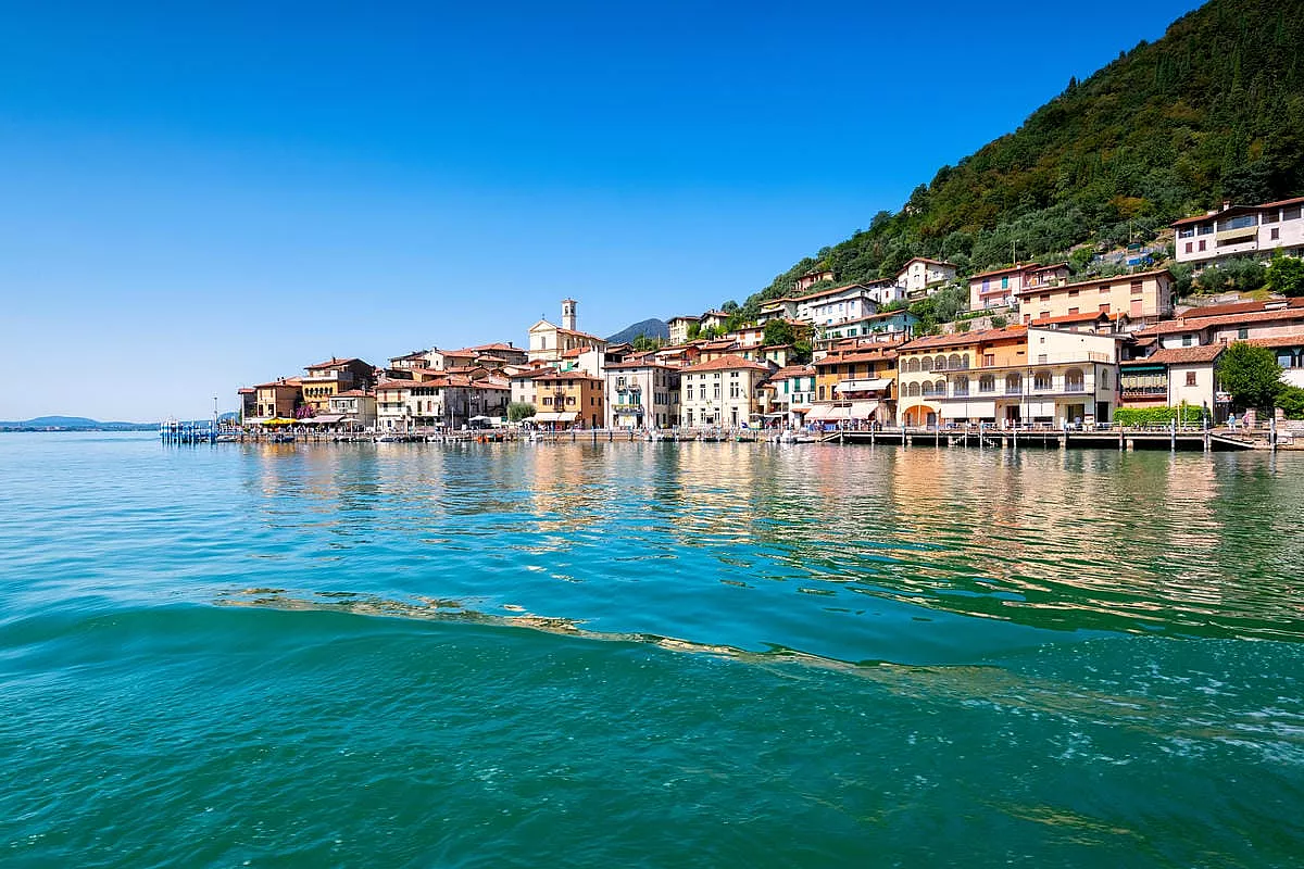 Tra specchi d’acqua e vigneti da sogno: il weekend perfetto in Lombardia è tra tra il Lago d’Iseo e la Franciacorta