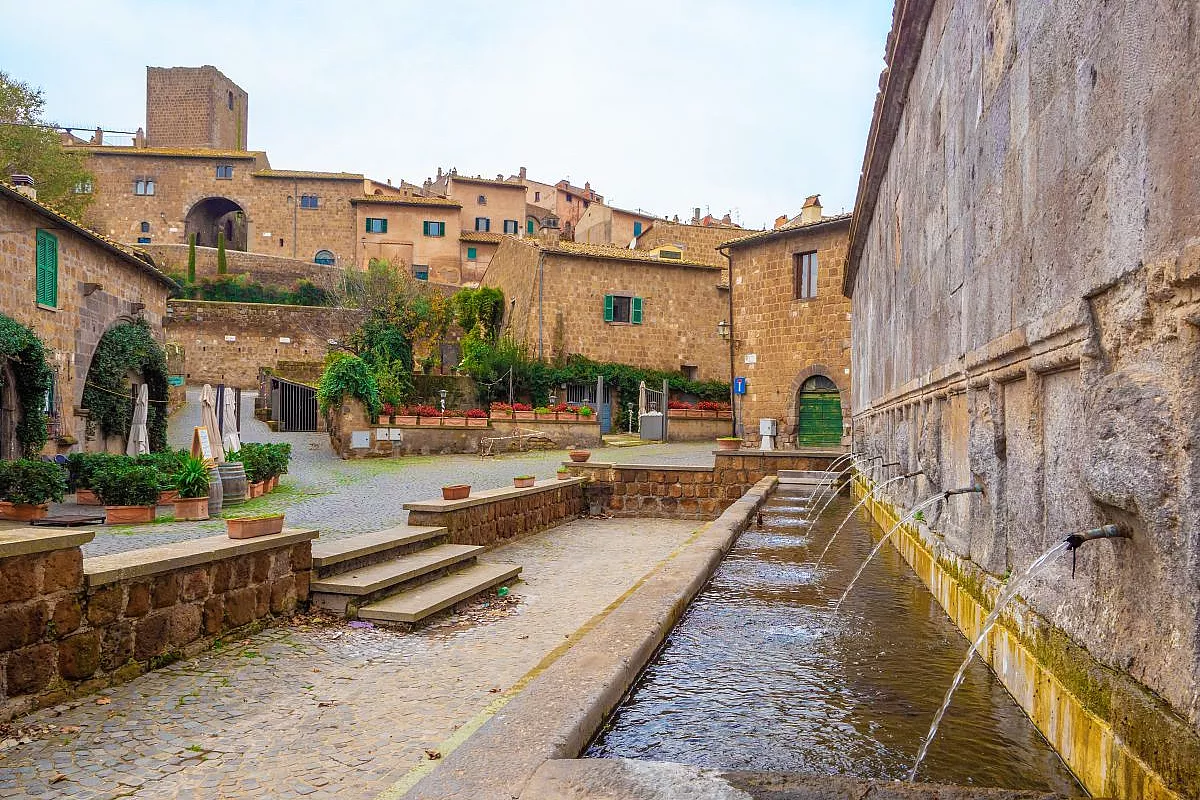 Lazio, il borgo dei sarcofagi etruschi dove la storia vive tra basiliche romaniche e campi di lavanda