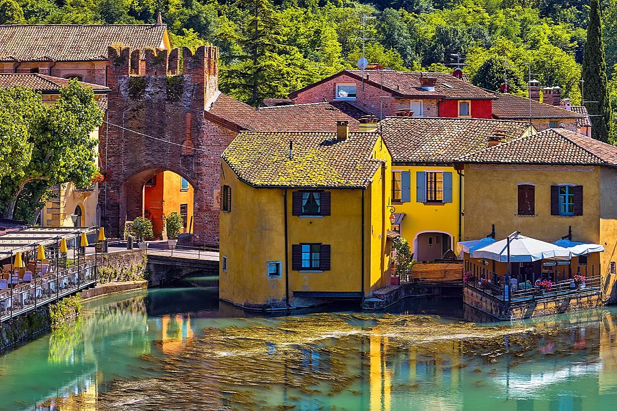 Il paese costruito sull’acqua che sembra uscito da un quadro: qui le case si specchiano nel fiume