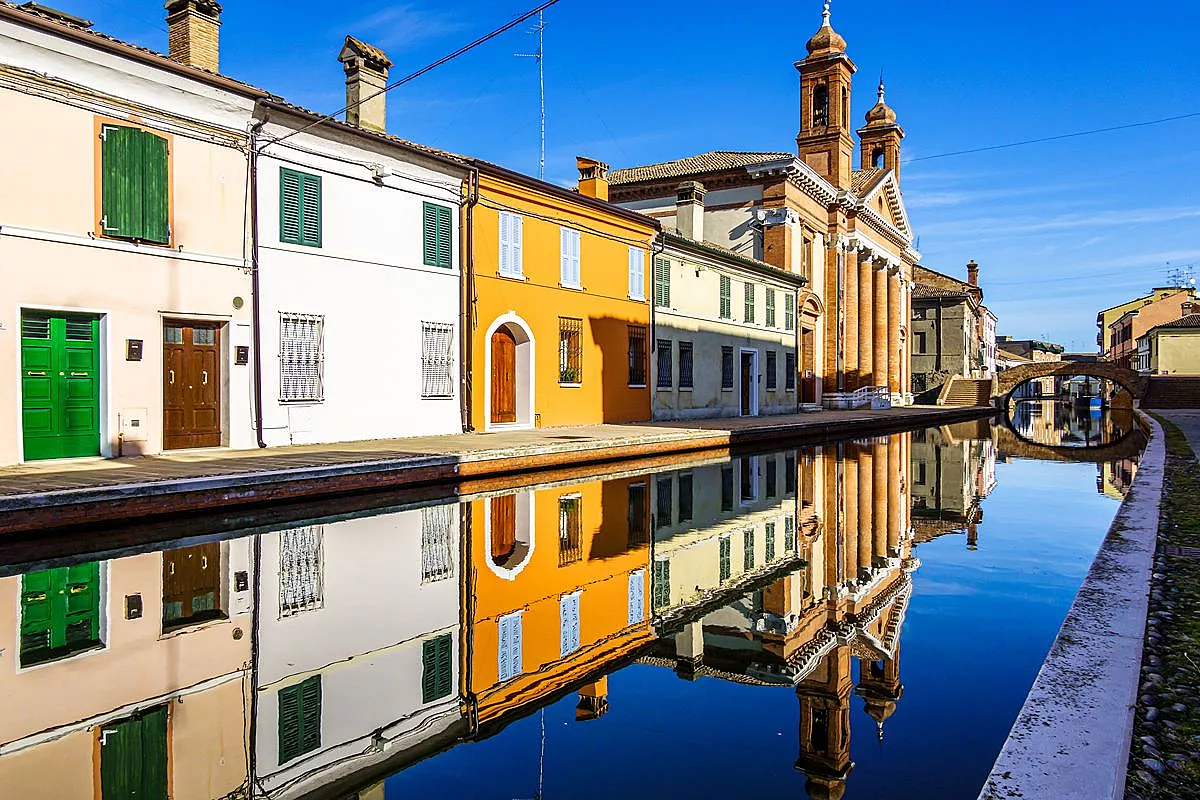 Non è Amsterdam: questo borgo italiano ha canali, ponti e case colorate in mezzo alla laguna