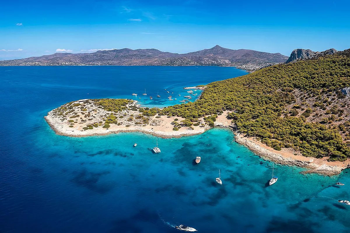 Egina, l’isola dei pistacchi vicino ad Atene tra spiagge, monasteri e templi antichi
