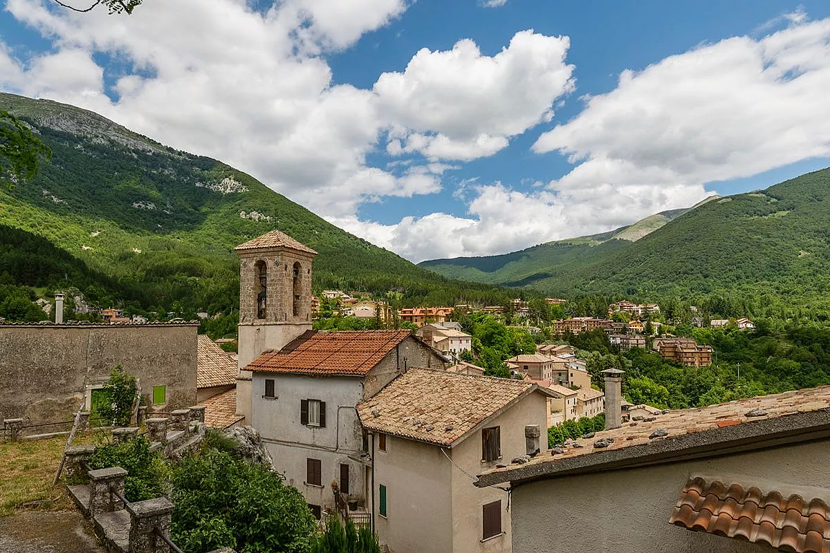 Il paese più fresco del Lazio è circondato da faggete e sorge a quasi 1.100 metri d’altezza