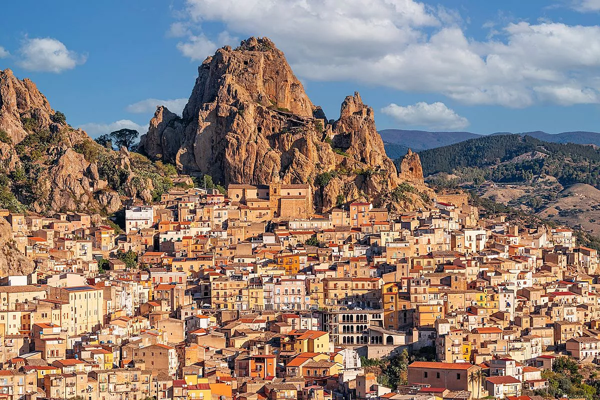 Una fortezza naturale nel cuore della Sicilia: il borgo appare sospeso sopra un canyon