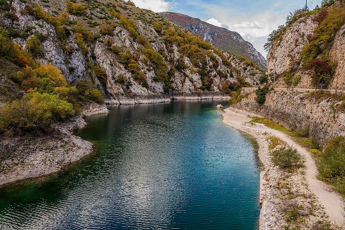 Questo canyon italiano ha passerelle sull’acqua e pareti altissime: sembra un set naturale
