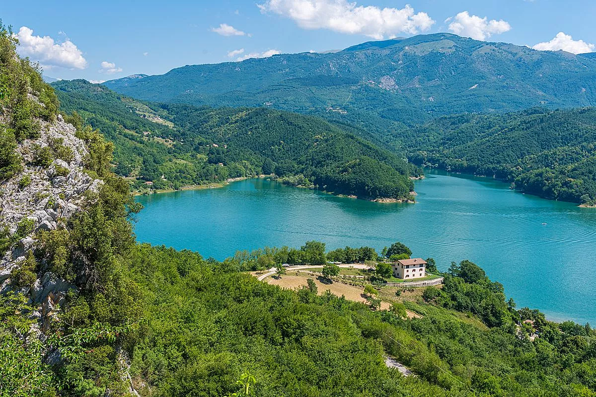 A meno di due ore da Roma c’è un lago color smeraldo circondato da boschi e montagne