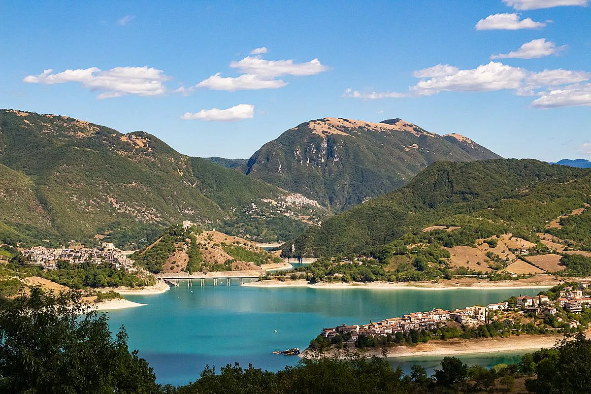 Il fiordo nascosto dell’Appennino: acque turchesi e montagne disegnano un paesaggio spettacolare
