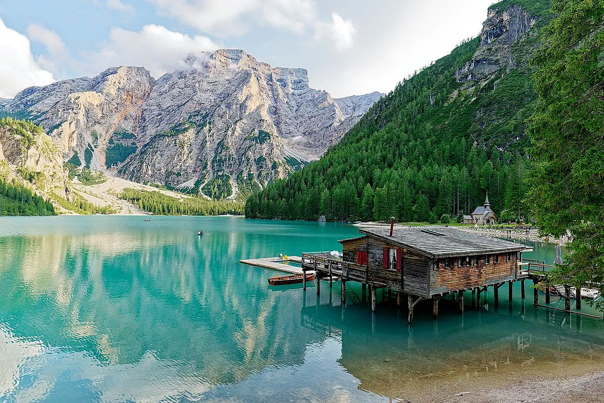 Il lago alpino che sembra uno specchio dei Caraibi: acqua trasparente e boschi fitti
