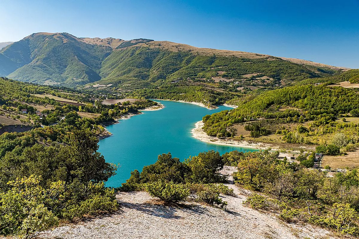 Un lago artificiale diventato paradiso estivo: qui si nuota circondati dalle vette dell’Appennino