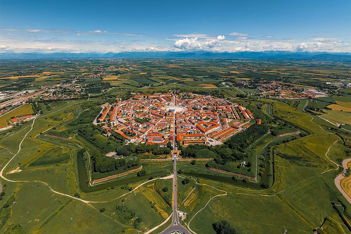 In Italia c’è una città a forma di stella perfetta: la fortezza ideale che sembra disegnata col compasso