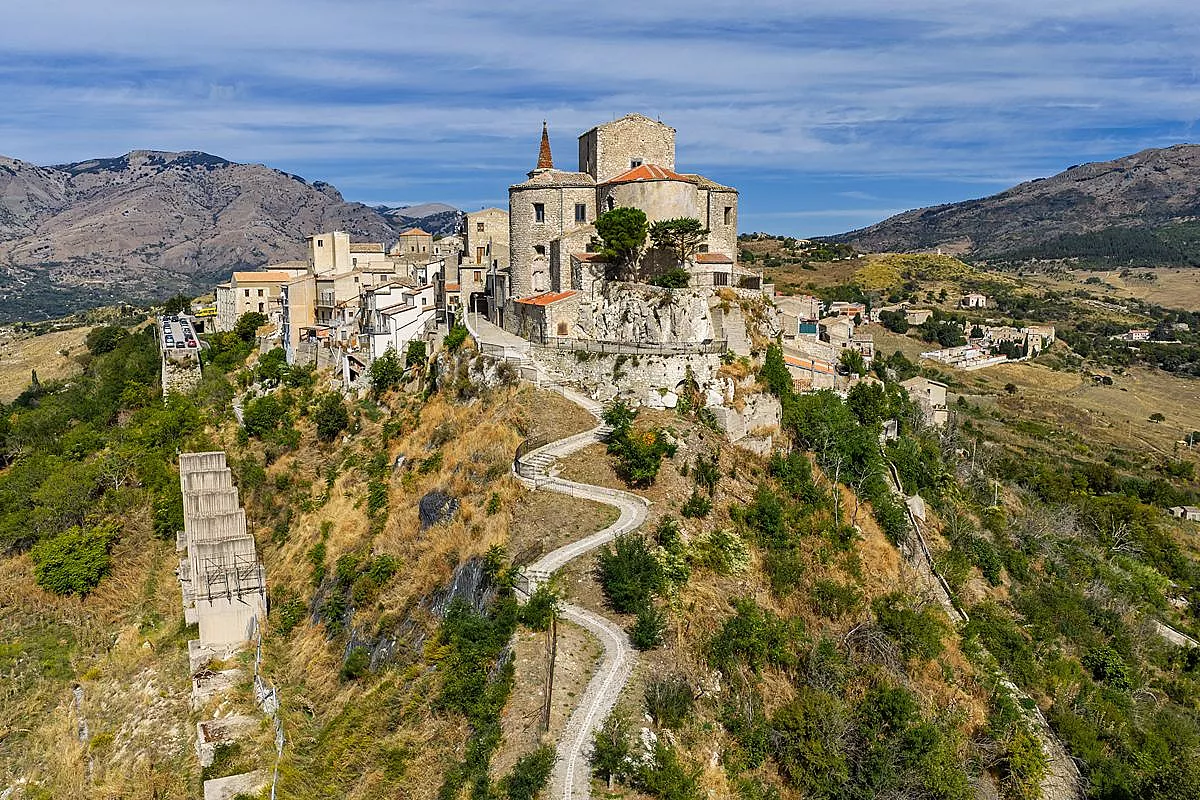 Il borgo più verticale d’Italia: vicoli, scale e case sembrano arrampicarsi sulla montagna
