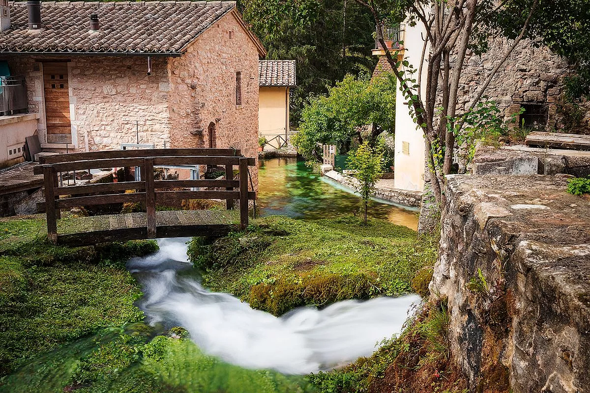 In Umbria c’è un borgo minuscolo scavato nella roccia: sembra sospeso tra Medioevo e natura