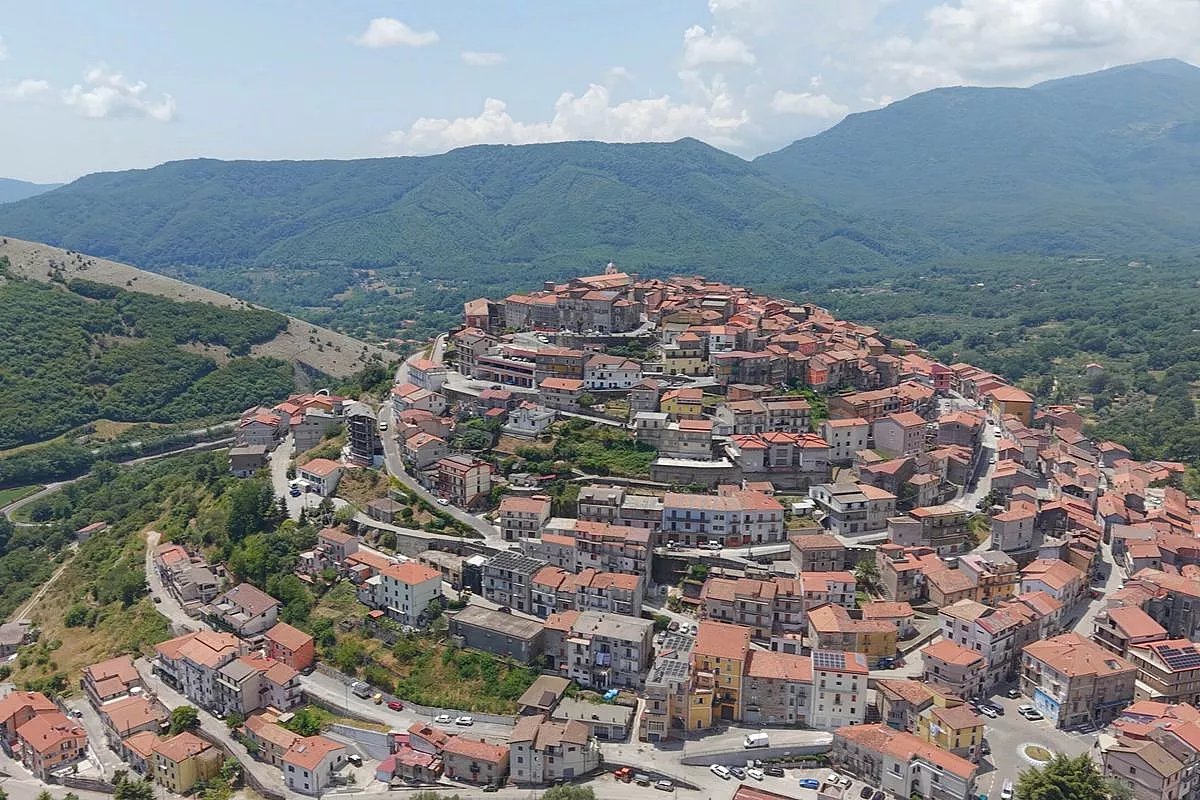 Campania, alla scoperta del borgo più accogliente d’Italia dove natura e arte la fanno da padrone