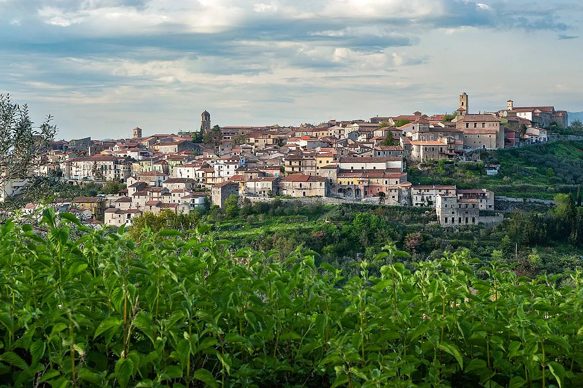 Il borgo delle cento porte conserva case di pietra, passaggi segreti e antiche leggende