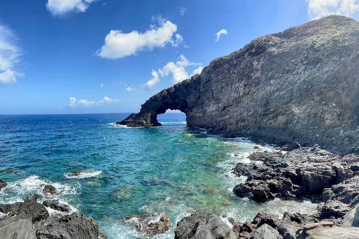 Pantelleria: terme naturali tra capperi, uva e rocce laviche