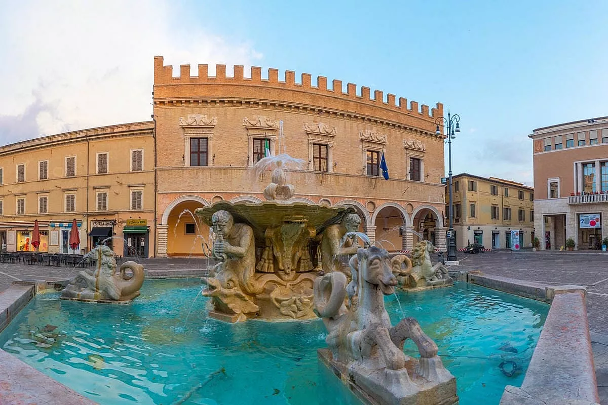 Pesaro e la storia della mitica pizza con la maionese: come è nata e dove mangiarla ancora oggi