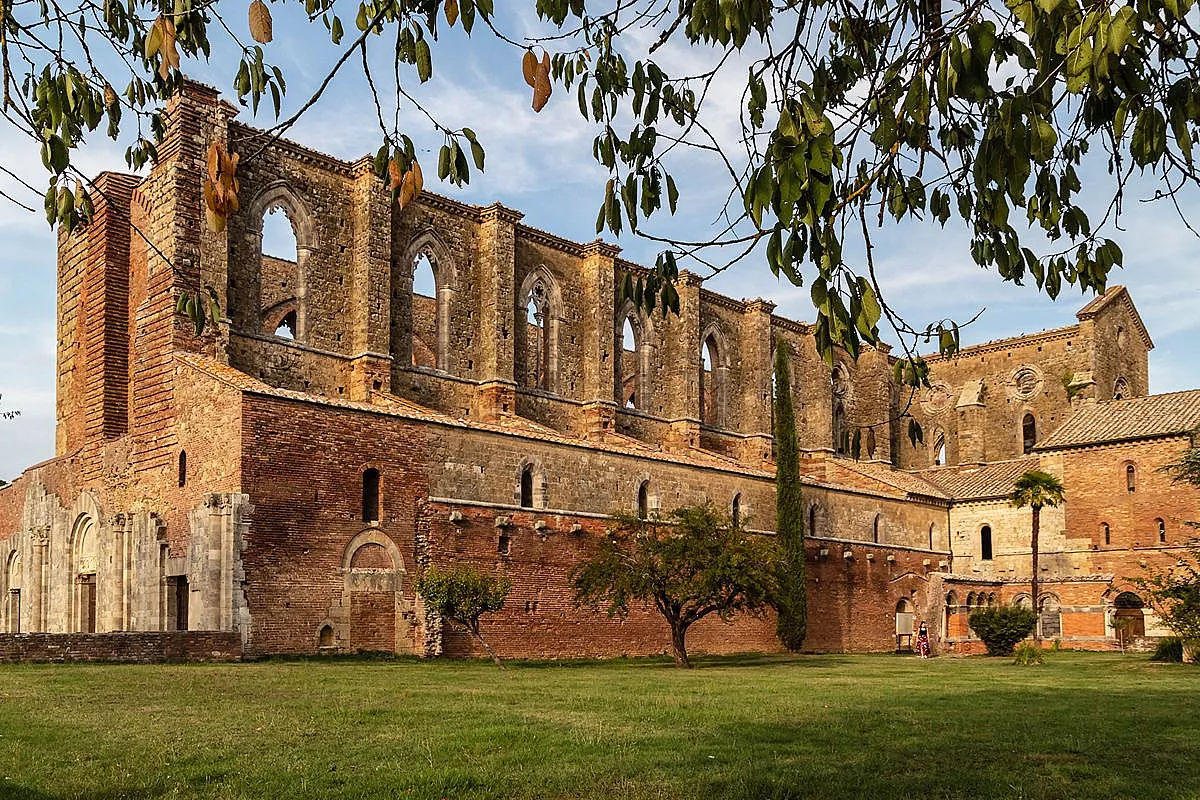 Questa abbazia solitaria sembra sospesa tra cielo e pietra: intorno c’è solo campagna