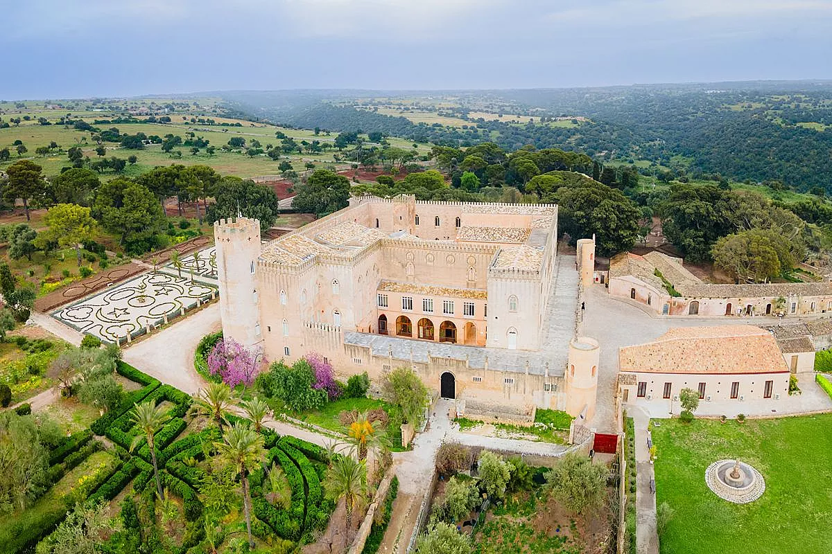 Un castello da romanzo gotico domina le colline siciliane: dentro sembra fermo a un’altra epoca