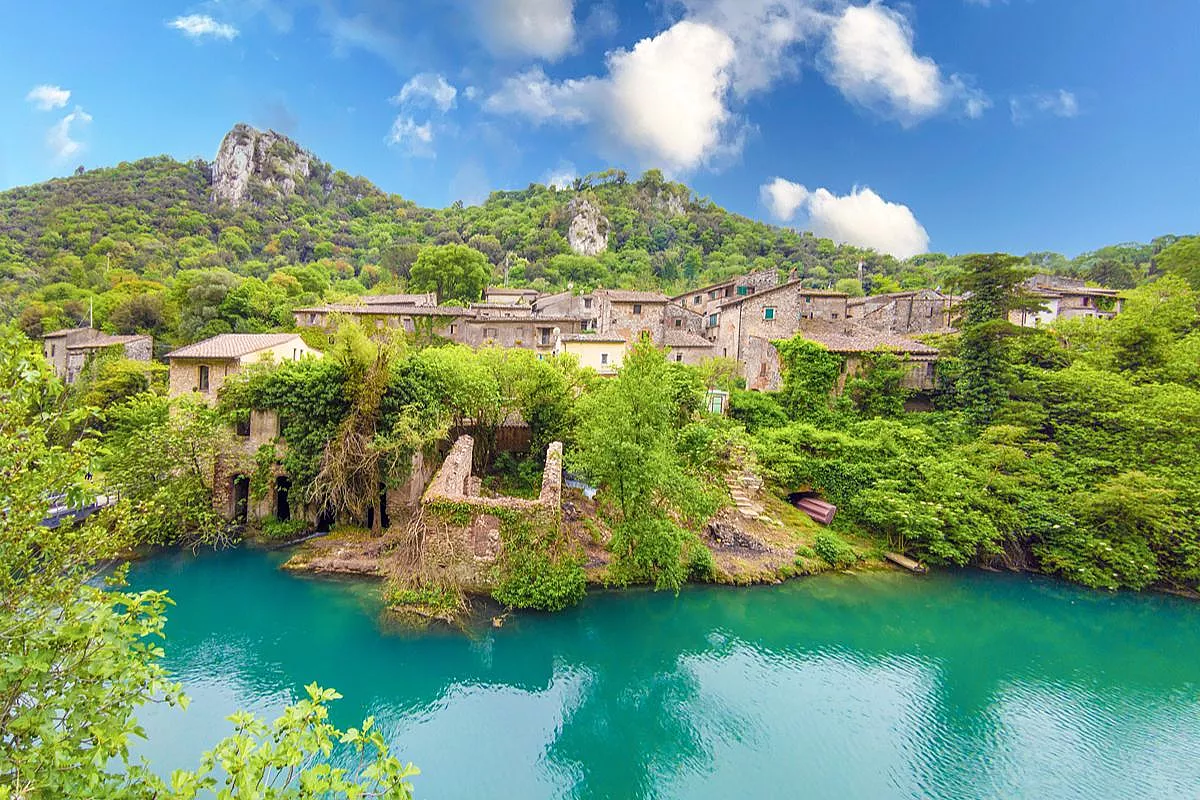 Il sentiero azzurro dell’Umbria: una gola d’acqua limpida corre tra pareti, borghi e natura