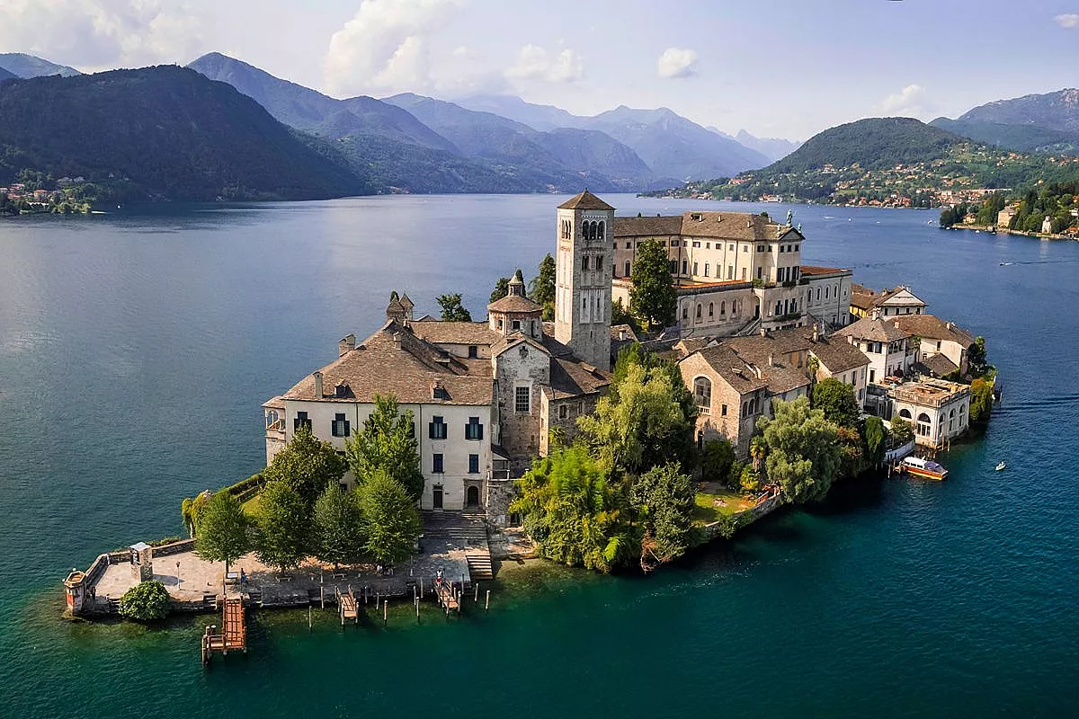 Un lago vulcanico, un’isola minuscola e un borgo elegante: il weekend che non ti aspetti