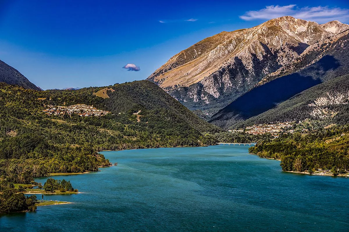Il lago più surreale dell’Appennino ha un castello che spunta tra acqua, boschi e montagne