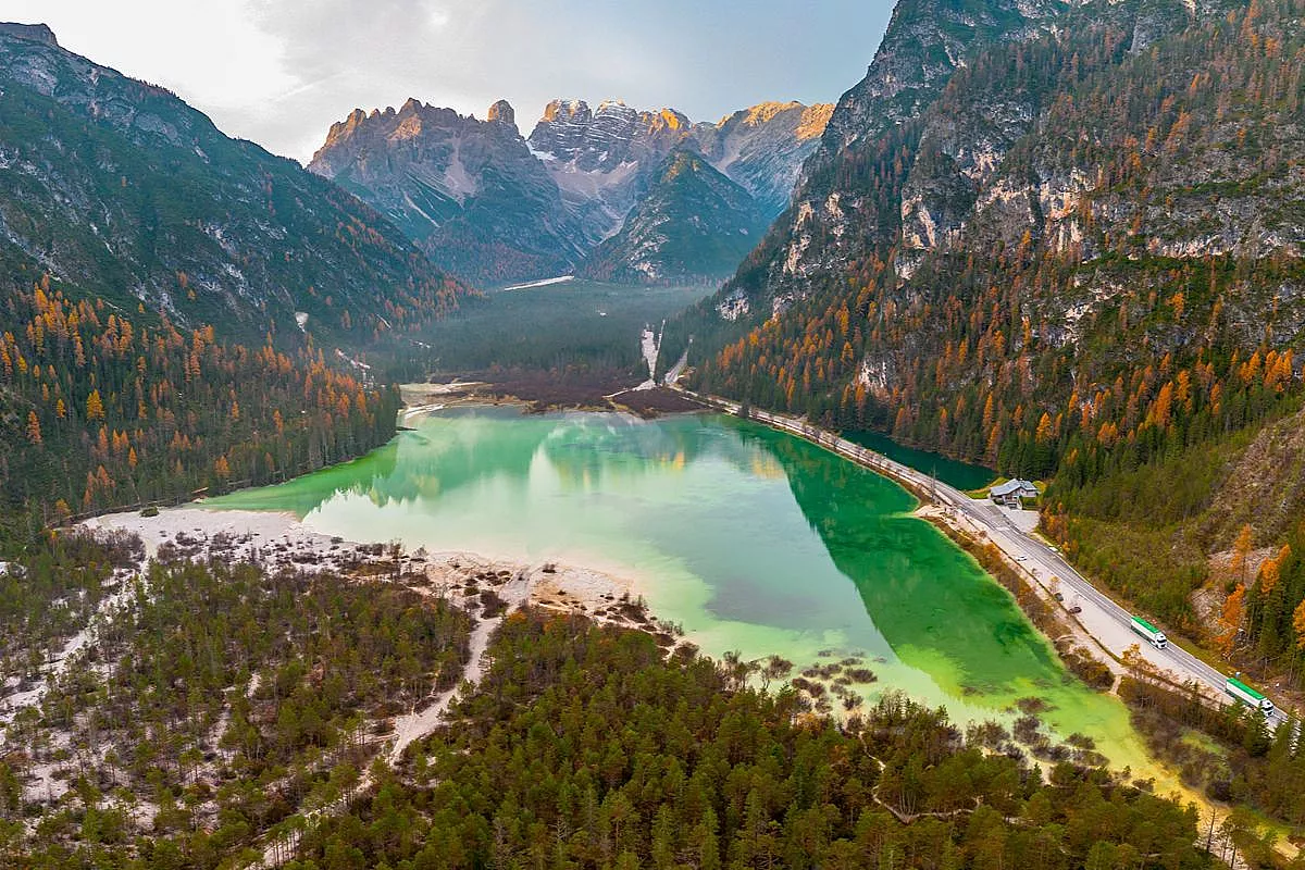 Il lago nascosto sotto le Tre Cime: acqua verde, boschi e uno dei panorami più famosi d’Italia