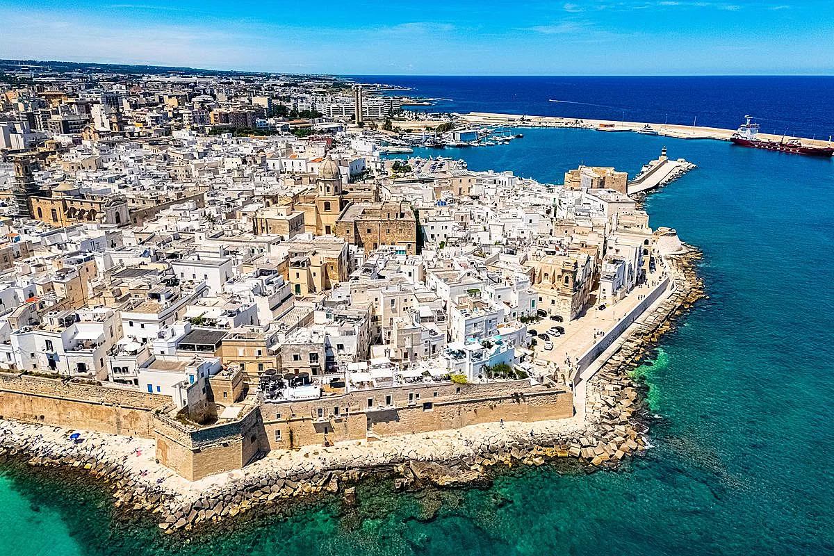 La città italiana dove il mare entra nella pietra: grotte, scogliere e case bianche da cartolina