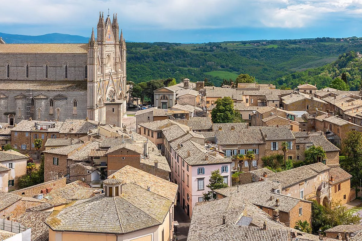 Sembra una città normale, ma sotto i suoi vicoli si nasconde un mondo di grotte, acqua e misteri