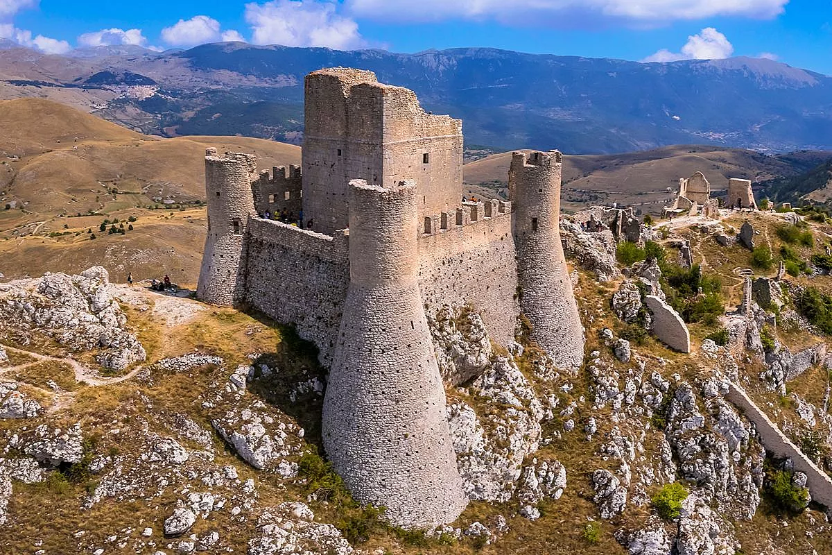 In Abruzzo c’è una fortezza isolata che domina la piana come un miraggio di pietra
