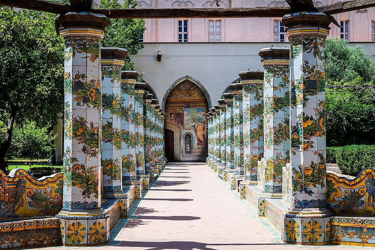 Una città dentro la città: il chiostro di maioliche che nasconde il volto più silenzioso di Napoli