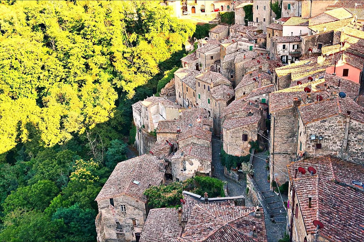 Il borgo toscano dove le case sembrano arrampicarsi su una torre di pietra vulcanica