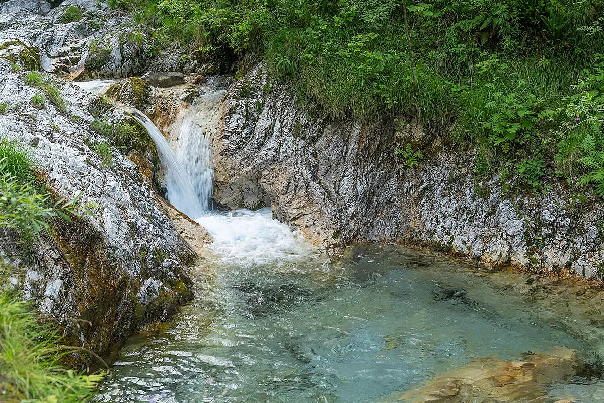 Non è un parco acquatico: questa valle lombarda ha piscine naturali scavate dalla montagna