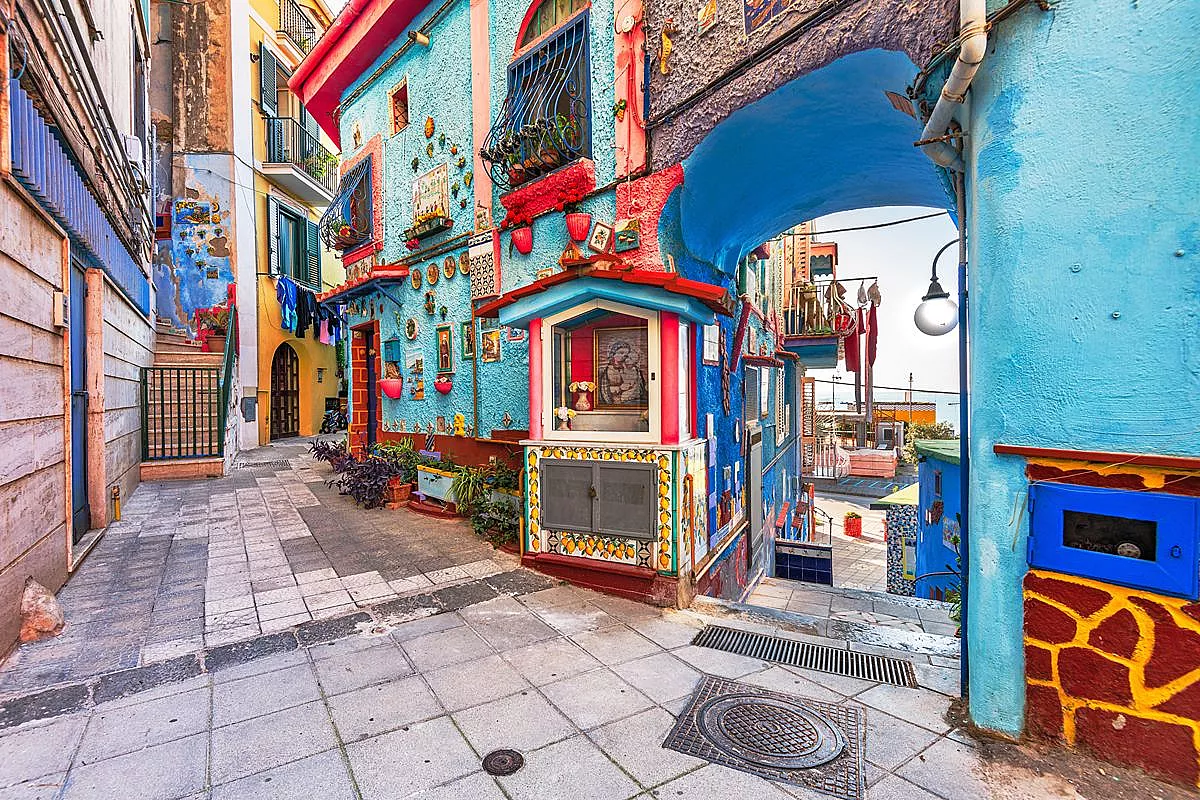 Il comune dove la ceramica colora ogni strada: botteghe, forni e piatti appesi ai muri