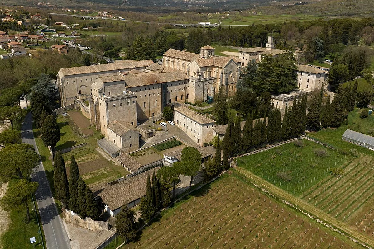 Immersa nel silenzio per staccare da tutto: nel Basso Lazio c’è l’abbazia dove puoi regalarti un ritiro di pace