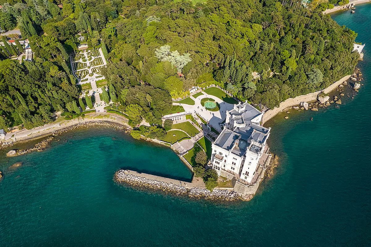 Sembra una nave di pietra nel mare: il castello che domina la costa più scenografica del Friuli