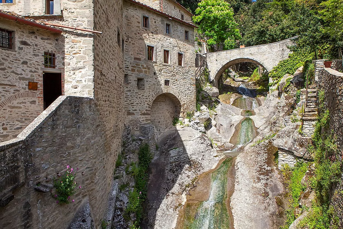 L’eremo segreto nascosto nei boschi della Toscana: il rifugio di pace fondato 800 anni fa da San Francesco