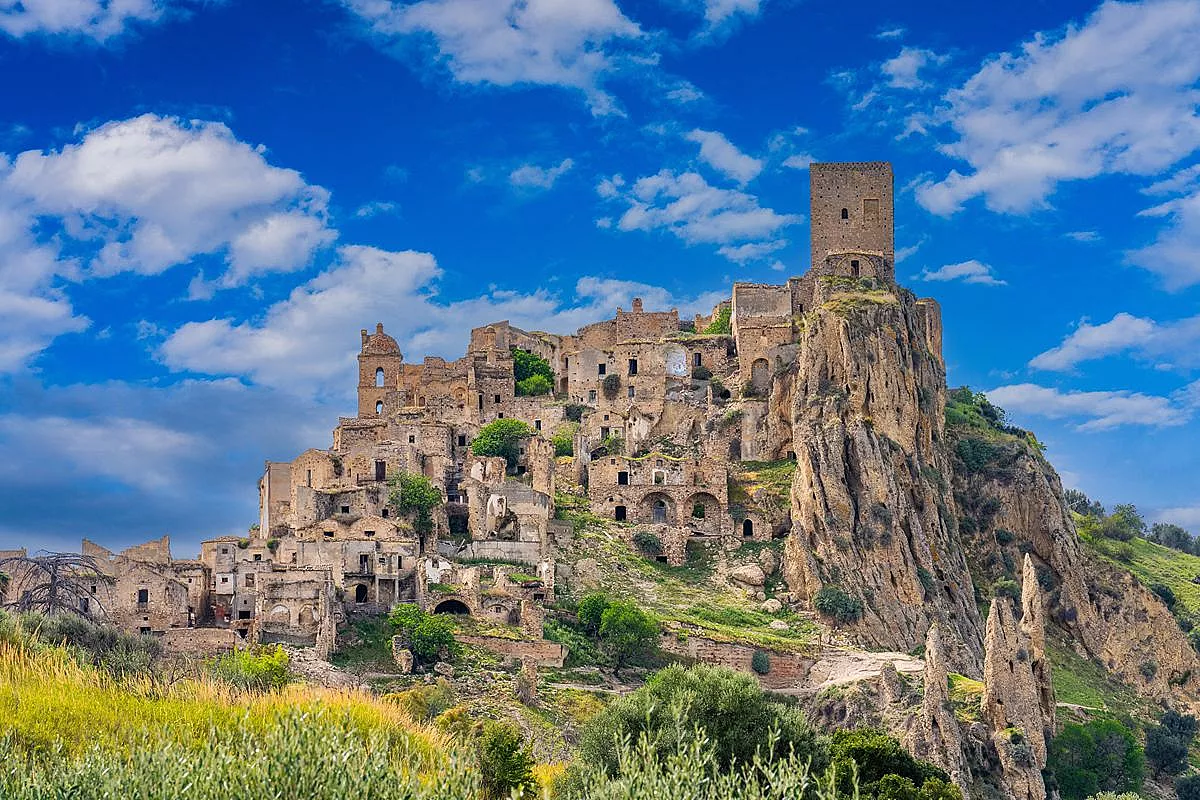 I luoghi più misteriosi d’Italia da visitare ad Halloween: castelli, borghi fantasma e storie da brivido