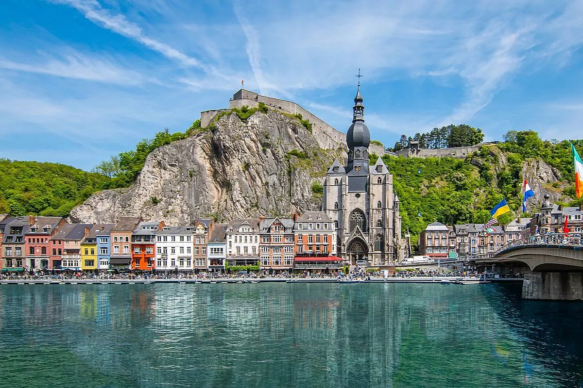 Una chiesa schiacciata tra il fiume e una parete immensa: la città europea che sembra un’illusione