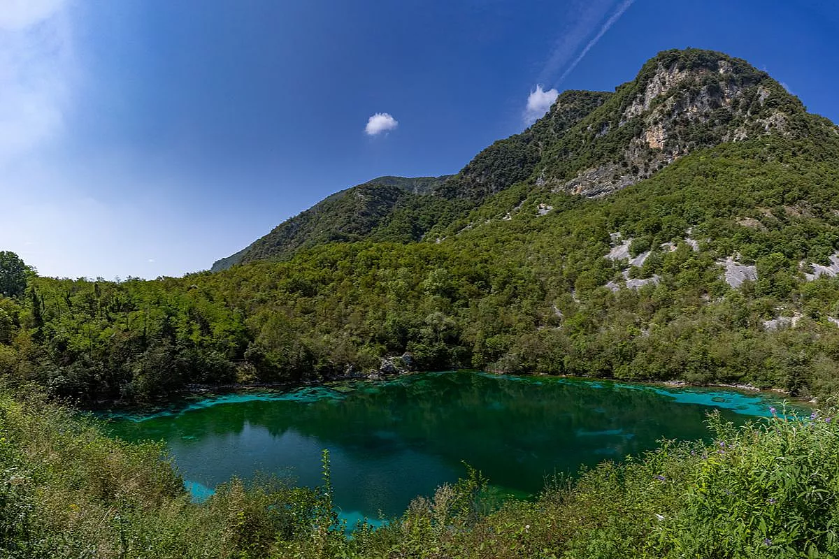 Sotto le montagne c’è un lago verde che nessuno racconta abbastanza: il Friuli più silenzioso è qui