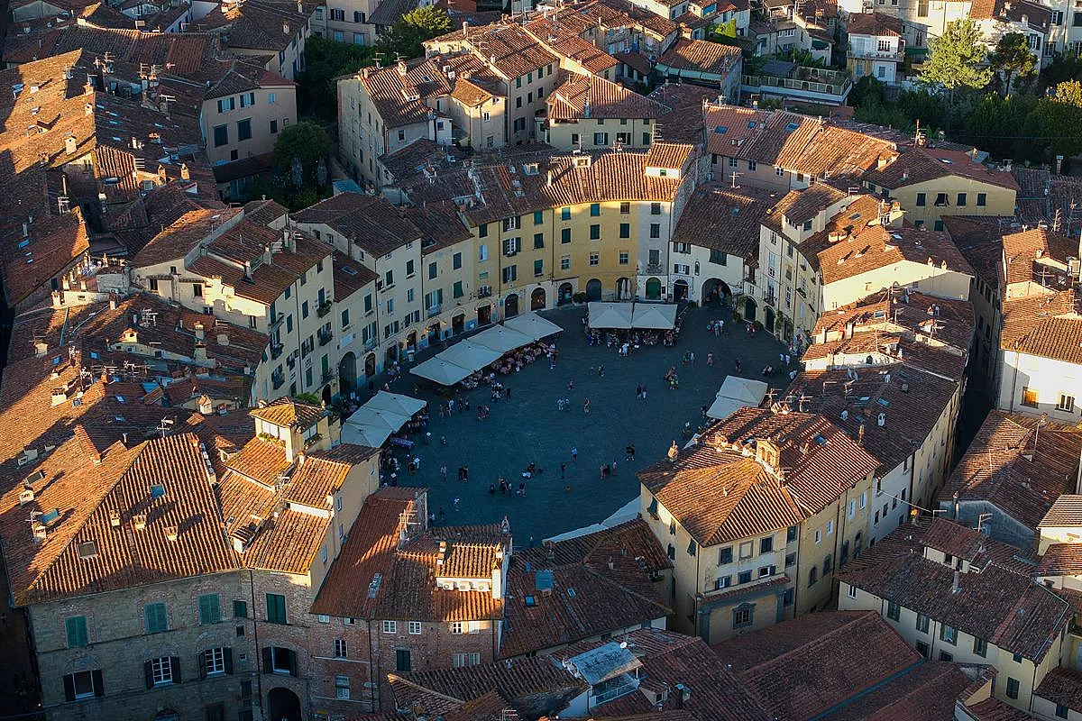 Un anfiteatro romano nascosto tra le case: qui la città moderna ha costruito sopra l’antico