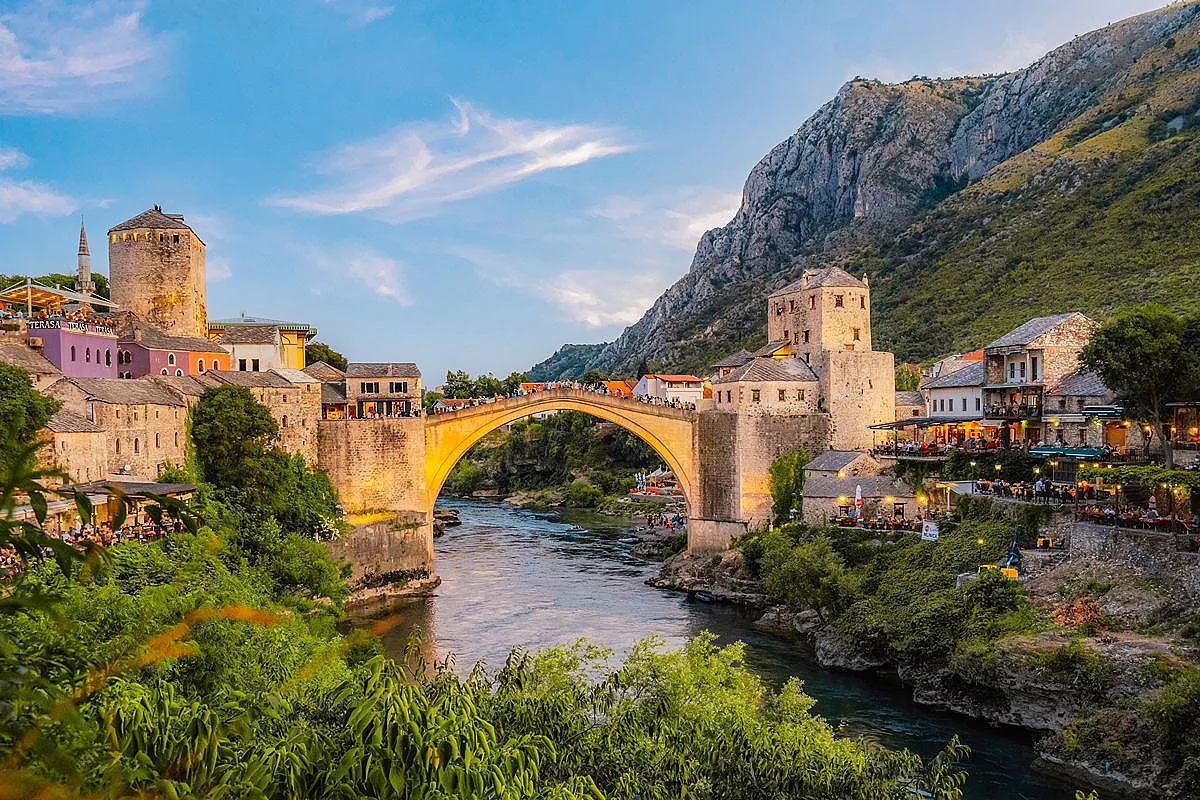 Un ponte distrutto dalla guerra è tornato a unire due rive: la città europea che racconta molto più di un viaggio