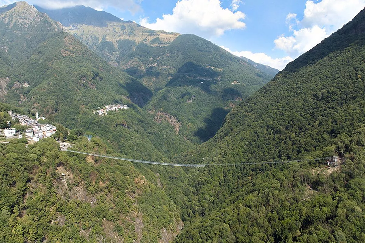 204 metri sospesi nel vuoto: in Lombardia ha appena aperto un ponte pedonale da record